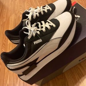 Black and white pumas size 4 1/2 kids great condition with original box